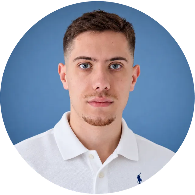 Portrait de Nico, fondateur de Virtoza : jeune homme aux cheveux bruns courts, en polo blanc, sur fond bleu.